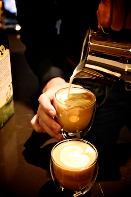 Latte art caramel macchiato bij Doppio Utrecht